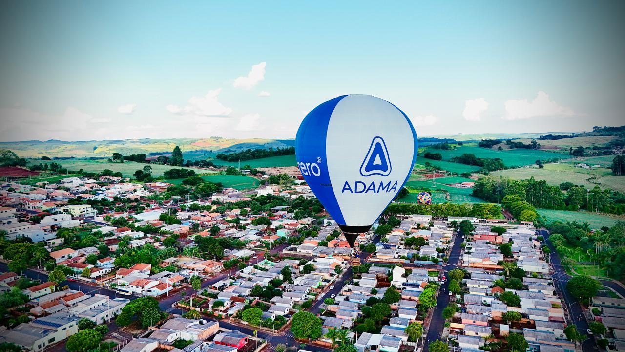 Balão da ADAMA sobrevoando a cidade