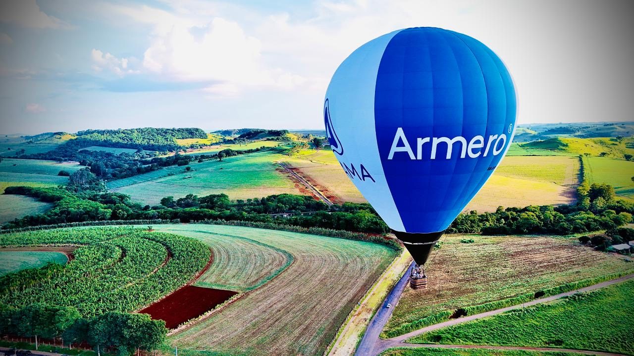 Balão da ADAMA Armero sobrevoando plantações