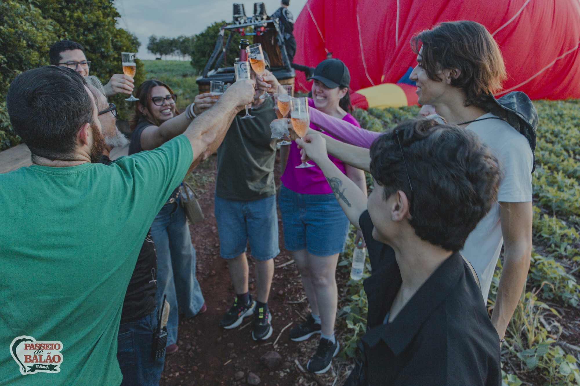 Grupo brindando após o voo ao lado do balão