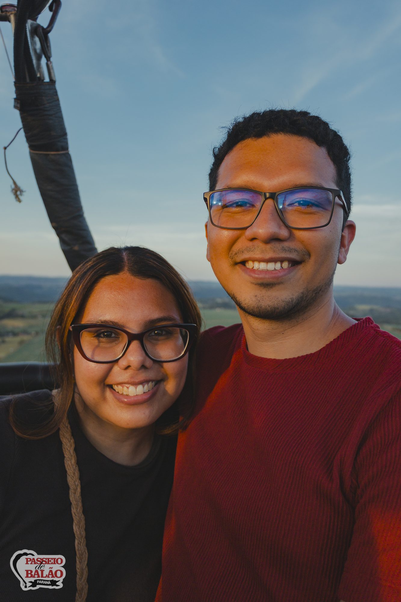Casal sorrindo dentro do cesto do balão