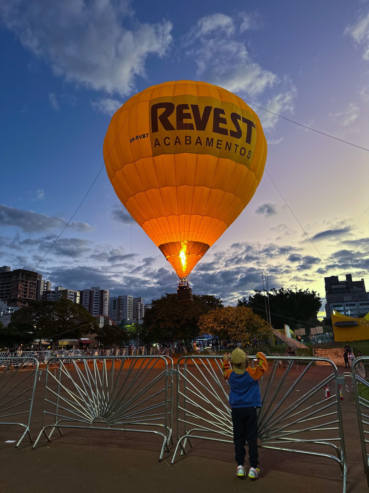 Balão da Revest Acabamentos em voo cativo durante evento em Maringá